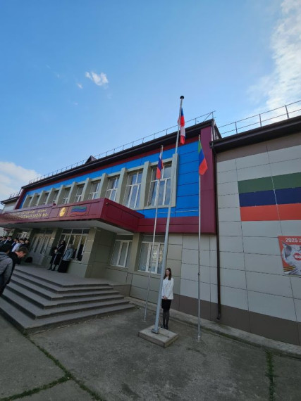 Поднятие флага Российской Федерации..